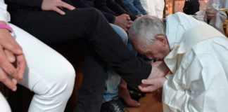 El Papa lava los pies de doce mafiosos arrepentidos