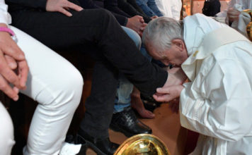 El Papa lava los pies de doce mafiosos arrepentidos