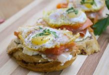 Montadito de jamón ibérico, salmón y huevo de codorniz