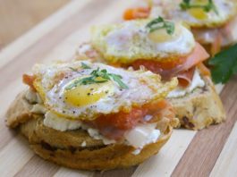 Montadito de jamón ibérico, salmón y huevo de codorniz