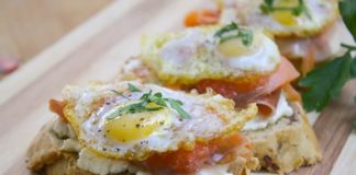 Montadito de jamón ibérico, salmón y huevo de codorniz