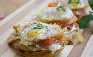 Montadito de jamón ibérico, salmón y huevo de codorniz