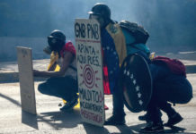 Entre bloqueos y gases lacrimógenos, Caracas sobrelleva protestas diarias