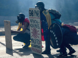 Entre bloqueos y gases lacrimógenos, Caracas sobrelleva protestas diarias