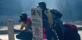 Entre bloqueos y gases lacrimógenos, Caracas sobrelleva protestas diarias