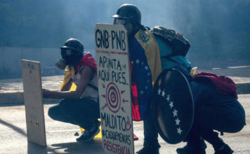 Entre bloqueos y gases lacrimógenos, Caracas sobrelleva protestas diarias