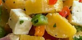 Ensalada de plátanos maduros con queso blanco de freír