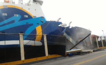 Barco choca con el puerto en la Av. del Puerto