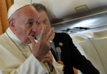 El papa Francisco confiesa que le «avergüenza» que se llame «madre» a una bomba