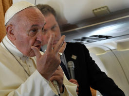 El papa Francisco confiesa que le «avergüenza» que se llame «madre» a una bomba