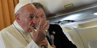 El papa Francisco confiesa que le «avergüenza» que se llame «madre» a una bomba