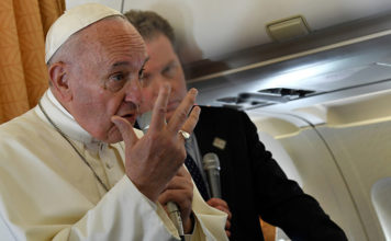 El papa Francisco confiesa que le «avergüenza» que se llame «madre» a una bomba