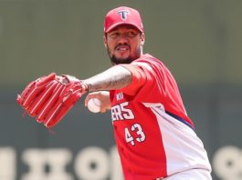Héctor Noesí poncha a ocho en la victoria de Kia Tigers