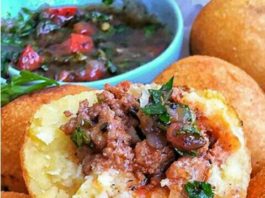 Albondiguitas de maíz rellenas con salsa