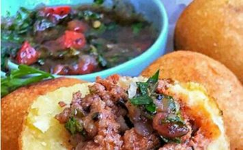 Albondiguitas de maíz rellenas con salsa