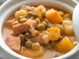 Sancocho de guandules con coco y cilantro