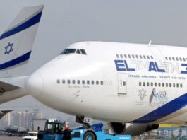 La mujer a la que cambiaron de asiento en un avión para evitar ofender a un judío ultraortodoxo y ganó un juicio por discriminación