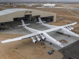 El avión más grande del mundo sale a la pista