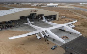 El avión más grande del mundo sale a la pista