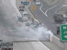 Avioneta se estrella en carretera junto a aeropuerto John Wayne de California