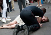 FOTOS: La exministra de Ecología de Francia cae inconsciente tras ser agredida en una calle de París