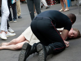 FOTOS: La exministra de Ecología de Francia cae inconsciente tras ser agredida en una calle de París