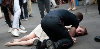 FOTOS: La exministra de Ecología de Francia cae inconsciente tras ser agredida en una calle de París