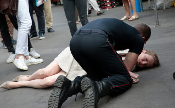 FOTOS: La exministra de Ecología de Francia cae inconsciente tras ser agredida en una calle de París