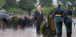 «No estoy hecho de azúcar»: Putin explica por qué no usó paraguas en el emblemático video