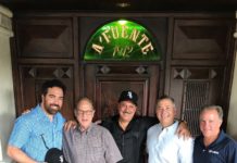 Carlos Fuente y Ciro Cascella reciben al dueño de los Medias Blancas de Chicago en la fábrica de cigarros