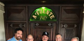 Carlos Fuente y Ciro Cascella reciben al dueño de los Medias Blancas de Chicago en la fábrica de cigarros