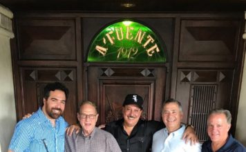 Carlos Fuente y Ciro Cascella reciben al dueño de los Medias Blancas de Chicago en la fábrica de cigarros