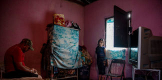 Entre la espada y la pared: los centroamericanos temen quedarse, pero también ir a EE. UU