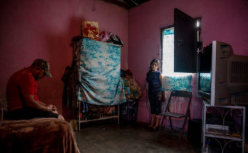 Entre la espada y la pared: los centroamericanos temen quedarse, pero también ir a EE. UU