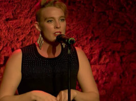 Cantante francesa muere súbitamente en la escena durante un concierto