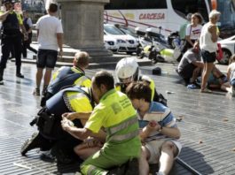 Al menos 13 muertos y 100 heridos en un «ataque terrorista» con una furgoneta en Las Ramblas de Barcelona