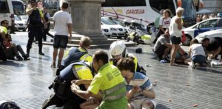 Al menos 13 muertos y 100 heridos en un «ataque terrorista» con una furgoneta en Las Ramblas de Barcelona