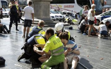 Al menos 13 muertos y 100 heridos en un «ataque terrorista» con una furgoneta en Las Ramblas de Barcelona