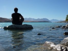 UNA REFLEXIÓN / El solitario hombre que cavila