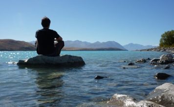 UNA REFLEXIÓN / El solitario hombre que cavila