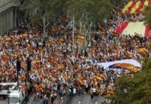 Miles de manifestantes en Barcelona piden a Puigdemont que «rectifique»