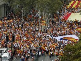 Miles de manifestantes en Barcelona piden a Puigdemont que «rectifique»