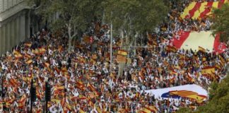 Miles de manifestantes en Barcelona piden a Puigdemont que «rectifique»