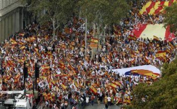 Miles de manifestantes en Barcelona piden a Puigdemont que «rectifique»