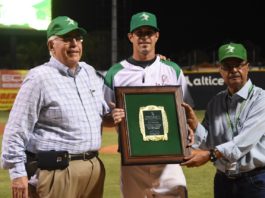 Estrellas reconocen a Evan MacLane