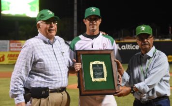 Estrellas reconocen a Evan MacLane