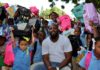 Vladimir Guerrero dona útiles escolares a escuelas de Don Gregorio