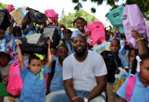 Vladimir Guerrero dona útiles escolares a escuelas de Don Gregorio