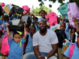Vladimir Guerrero dona útiles escolares a escuelas de Don Gregorio