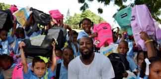Vladimir Guerrero dona útiles escolares a escuelas de Don Gregorio